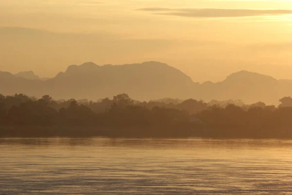 美丽的风景 清晨在河上与剪影的山和树 — 图库照片