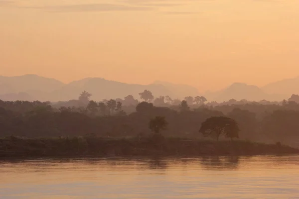Güzel Manzara Sabah Nehri Siluet Dağlar Ağaç Üzerinde — Stok fotoğraf