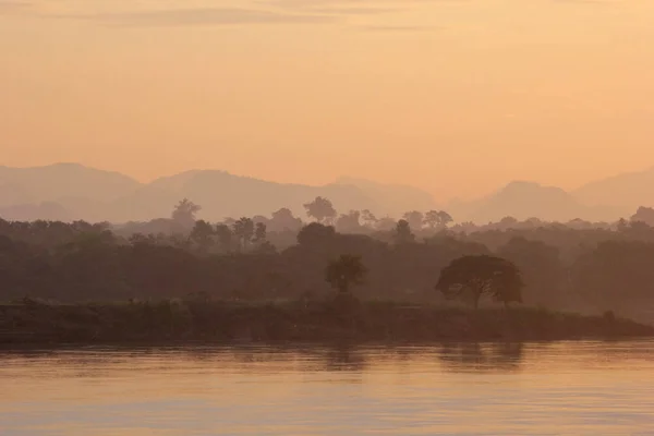 Hermoso Paisaje Temprano Mañana Río Con Siluetas Montañas Árboles —  Fotos de Stock