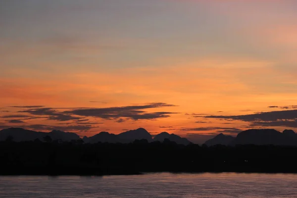 美丽的风景 清晨在河上与剪影的山和树 — 图库照片