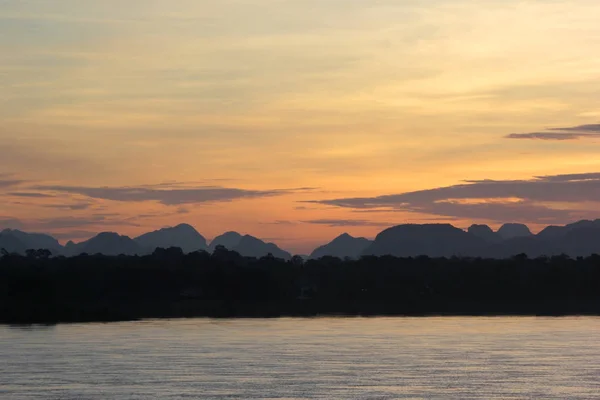 Beau Paysage Tôt Matin Sur Rivière Avec Des Montagnes Silhouette — Photo