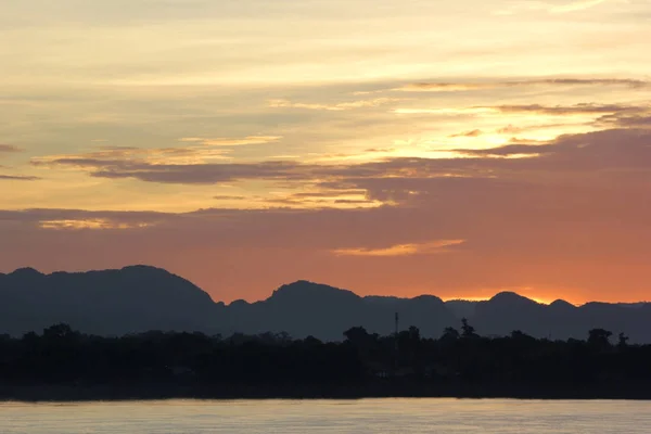 Wunderschöne Landschaft Frühmorgens Fluss Mit Schattenspendenden Bergen Und Bäumen — Stockfoto