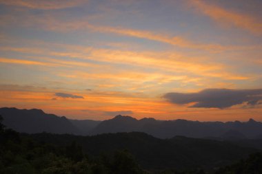 tepenin üzerinde güzel gökyüzü