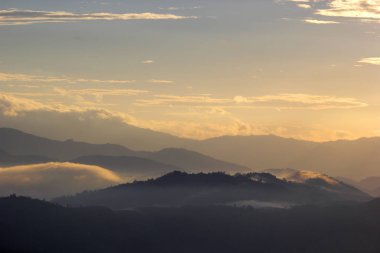 sabah dağ tepeleri üzerinde deniz sis
