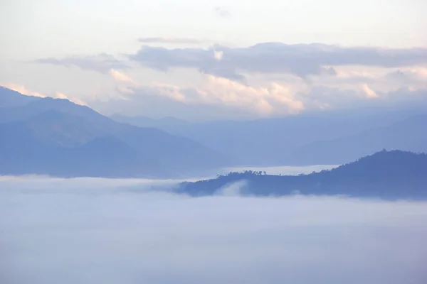 Nevoeiro do mar nas colinas com belo fundo céu — Fotografia de Stock