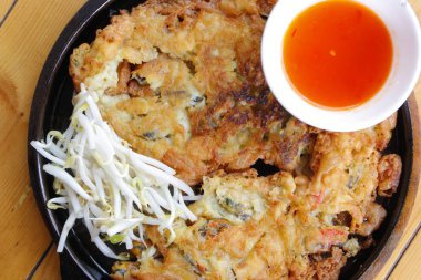 sıcak tavada omlet ile kızarmış istiridye gevrek