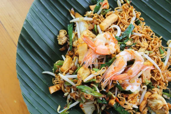 Pad thai, stir-fried noodles with shrimp — Stock Photo, Image