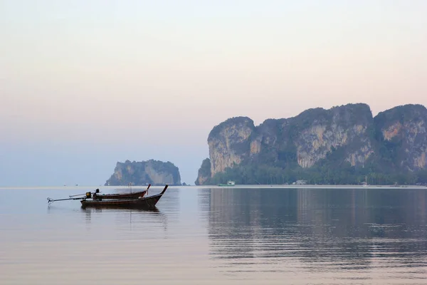 Fishing boat in the sea with beautiful sky background — Stock Photo, Image