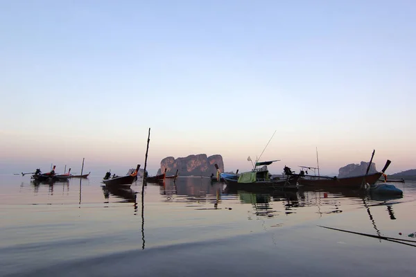 Bateau de pêche dans la mer avec un beau fond de ciel — Photo