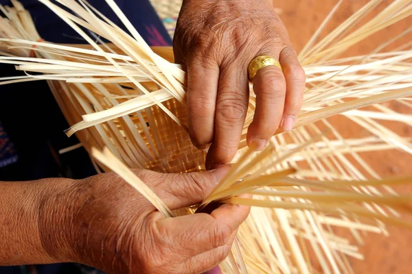 Aldeanos llevaron rayas de bambú a la cesta de tejer — Foto de Stock