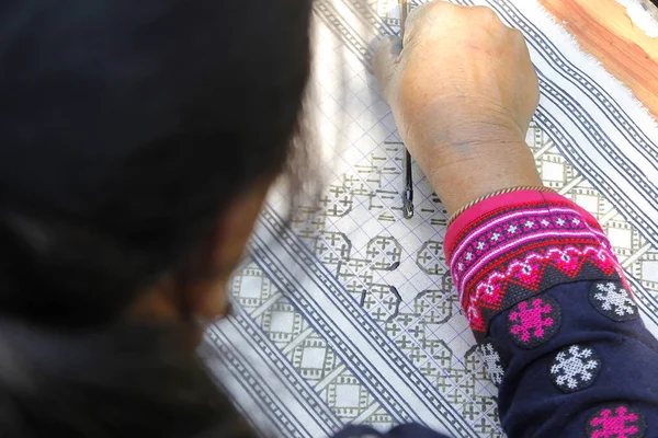 伝統的な布を作るためにろうそくを書くモンヒルトライブ — ストック写真