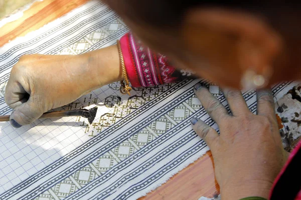 Hmong hilltribe escribir velas para hacer paños tradicionales — Foto de Stock