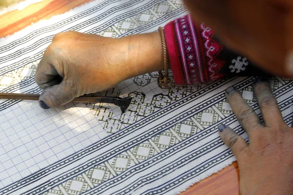 Hmong hilltribe schreiben Kerzen auf traditionelle Stoffe — Stockfoto