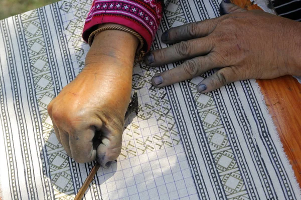 Hmong hilltribe que escreve velas a panos tradicionais feitos — Fotografia de Stock