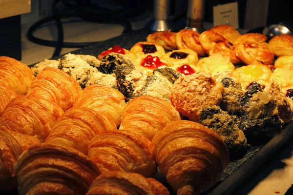 Croissant pain, rouleau de cannelle et dessert danois aux fruits sur buffe — Photo