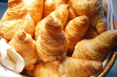 Açık büfede kruvasan ekmeği