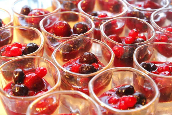 Dessert frais avec confiture de fraises et cerises — Photo