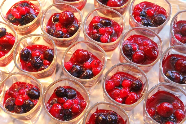 Dessert frais avec confiture de fraises et cerises — Photo
