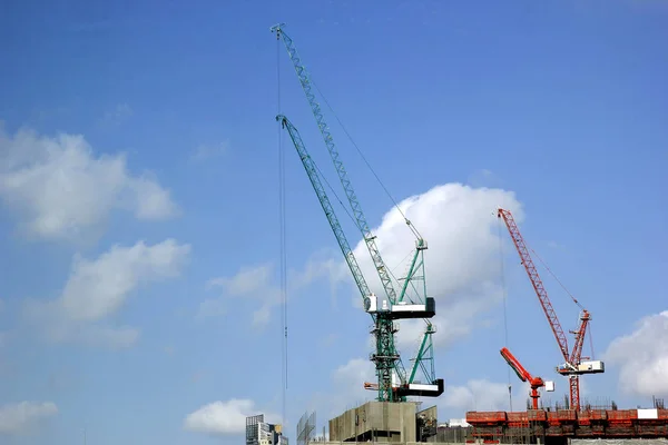 Arbetar crane mot blå himmel — Stockfoto
