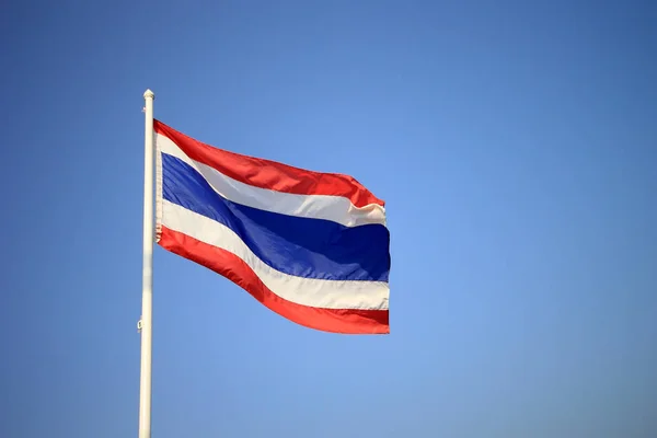 Bandera nacional de Tailandia ondeando sobre fondo azul del cielo —  Fotos de Stock