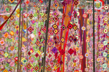 arka plan olarak renkli tung bayrağı