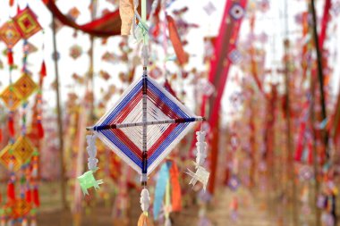 arka plan olarak renkli tung bayrağı