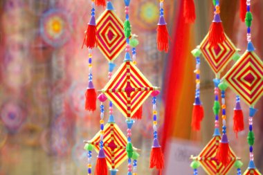 arka plan olarak renkli tung bayrağı