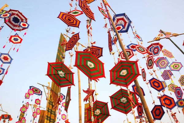 Bunte Tung-Flagge als Hintergrund — Stockfoto