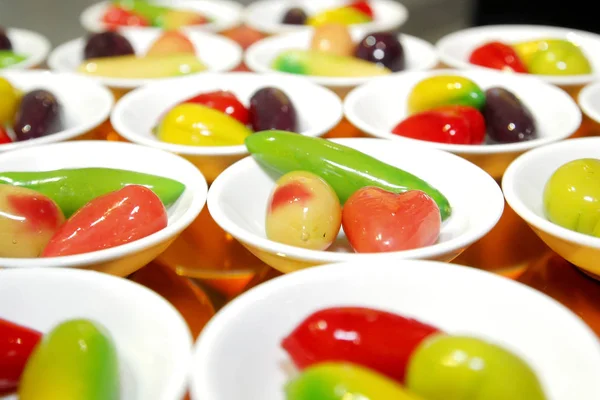 Deletable imitacja owoców w małym naczyniu na linii bufetowej — Zdjęcie stockowe