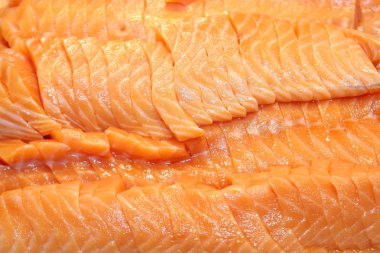 açık büfe hattında somon sashimi