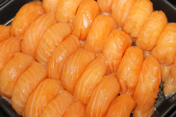 Close-up dari sashimi salmon pada garis prasmanan — Stok Foto