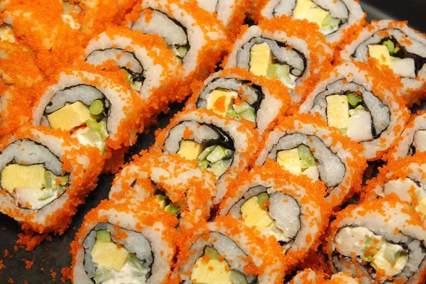 Close-up de rolos de sushi na linha de buffet — Fotografia de Stock