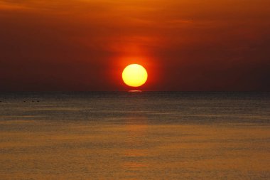 güzel gündoğumu arka plan ile huzurlu okyanus