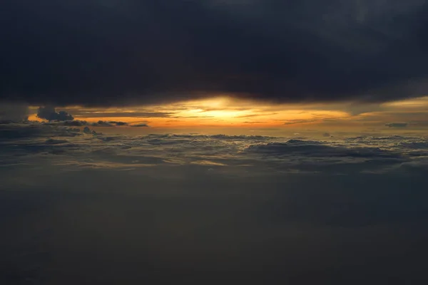 飛行機の窓から眺める日の出 — ストック写真
