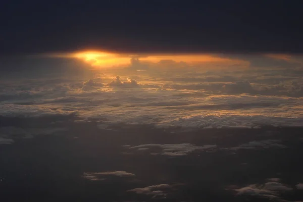 飛行機の窓から眺める日の出 — ストック写真