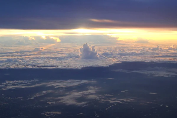 Vista del amanecer desde la ventana de un avión — Foto de Stock