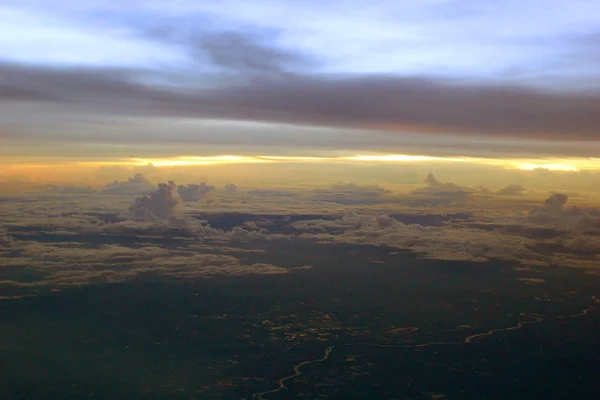 Zonsopgang uitzicht uit het raam van een vliegtuig — Stockfoto