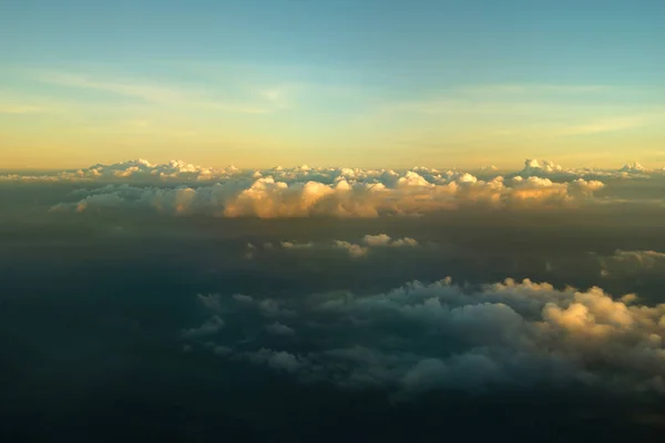 飛行機の窓から眺める日の出 — ストック写真