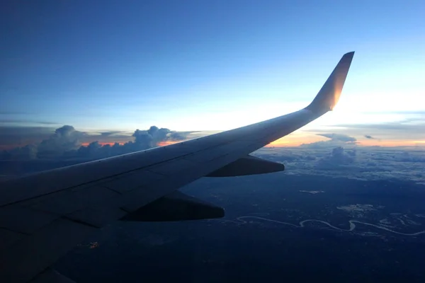Vleugel van de vliegtuigen vliegen over prachtige wolken — Stockfoto