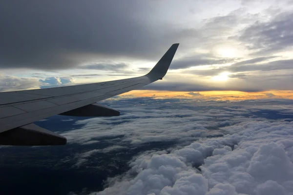 Vleugel van de vliegtuigen vliegen over prachtige wolken — Stockfoto