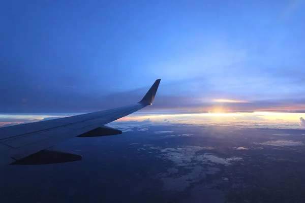 Ala de avión volando sobre hermosas nubes — Foto de Stock