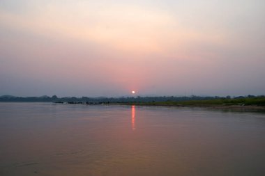 doğa arka plan olarak nehir üzerinde gündoğumu