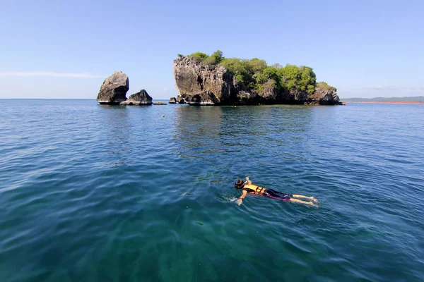 Femme est plongée en apnée dans la mer tropicale de Thaïlande — Photo