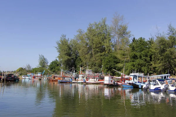 Fiskebåt i kanal med vacker himmel bakgrund — Stockfoto