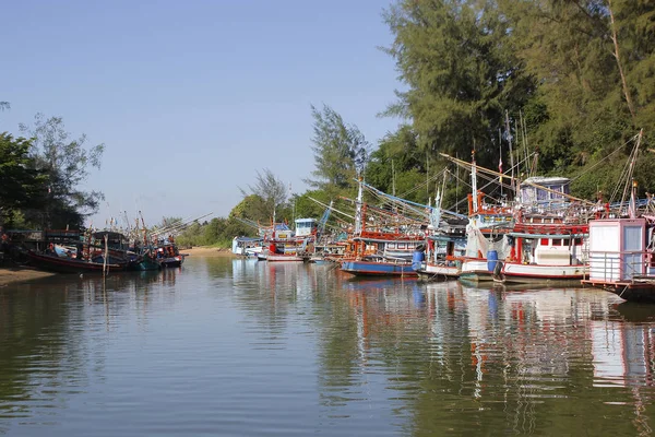 Barco de pesca no canal com fundo céu bonito — Fotografia de Stock