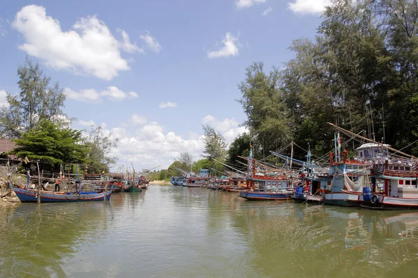 Barco de pesca en el canal con hermoso fondo del cielo — Foto de Stock