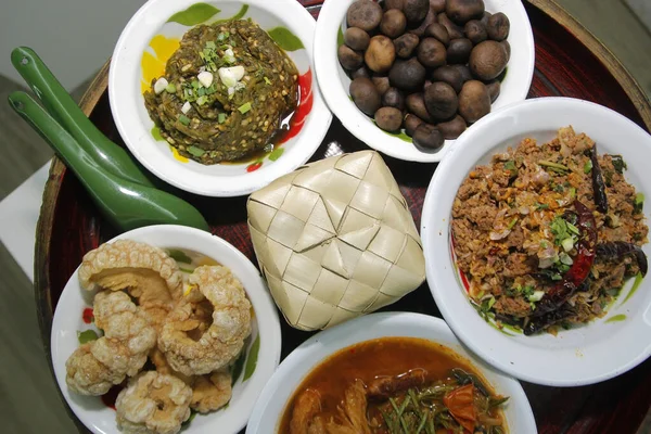 Comida tailandesa del norte, chile verde tailandés dip o nam prik num pork s —  Fotos de Stock