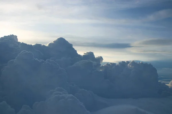 美しい雲の写真飛行機の窓からの眺め — ストック写真