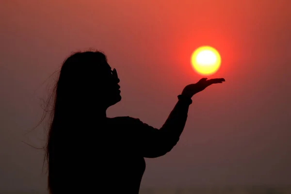 Sol Kvinnlig Hand Silhuett Handen Håller Solen Vid Soluppgången — Stockfoto