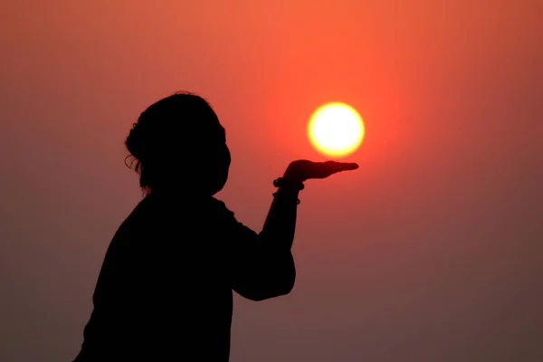 Sol Kvinnlig Hand Silhuett Handen Håller Solen Vid Soluppgången — Stockfoto
